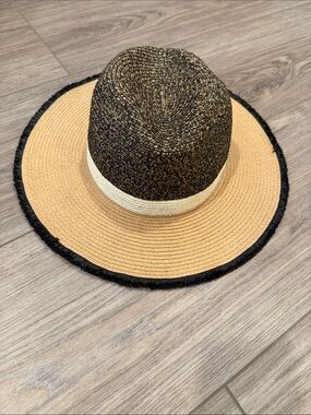 Evereve (Never Worn) Adjustable 2-Tone Straw Wide Brim Hat in Black,Tan & Cream